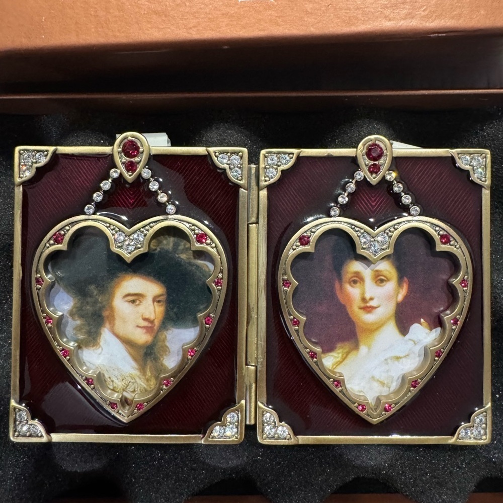 JAY STRONGWATER RARE VINTAGE DOUBLE HEART’s FRAME. 
NEW
5041